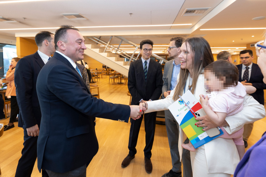 Ελληνίδες μητέρες στην αγορά εργασίας: Τα εμπόδια, οι κοινωνικές προκλήσεις και τα πρότυπα του εξωτερικού