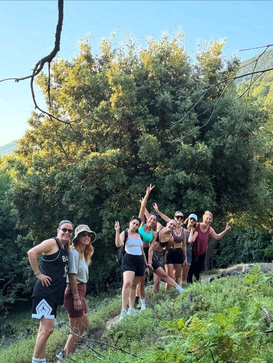 Η Μαρία Κωνσταντάκη ποζάρει τόπλες στη Σαμοθράκη