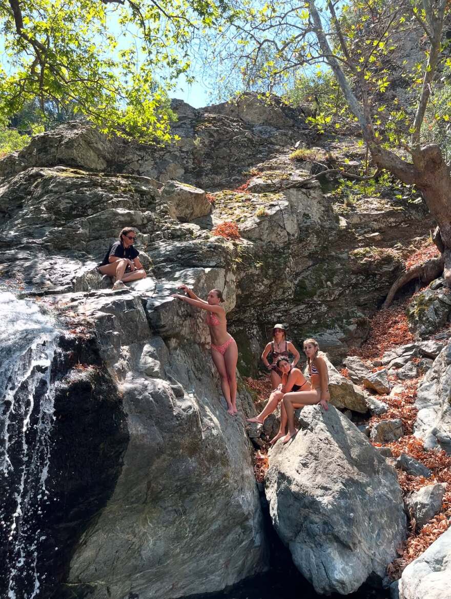 Η Μαρία Κωνσταντάκη ποζάρει τόπλες στη Σαμοθράκη