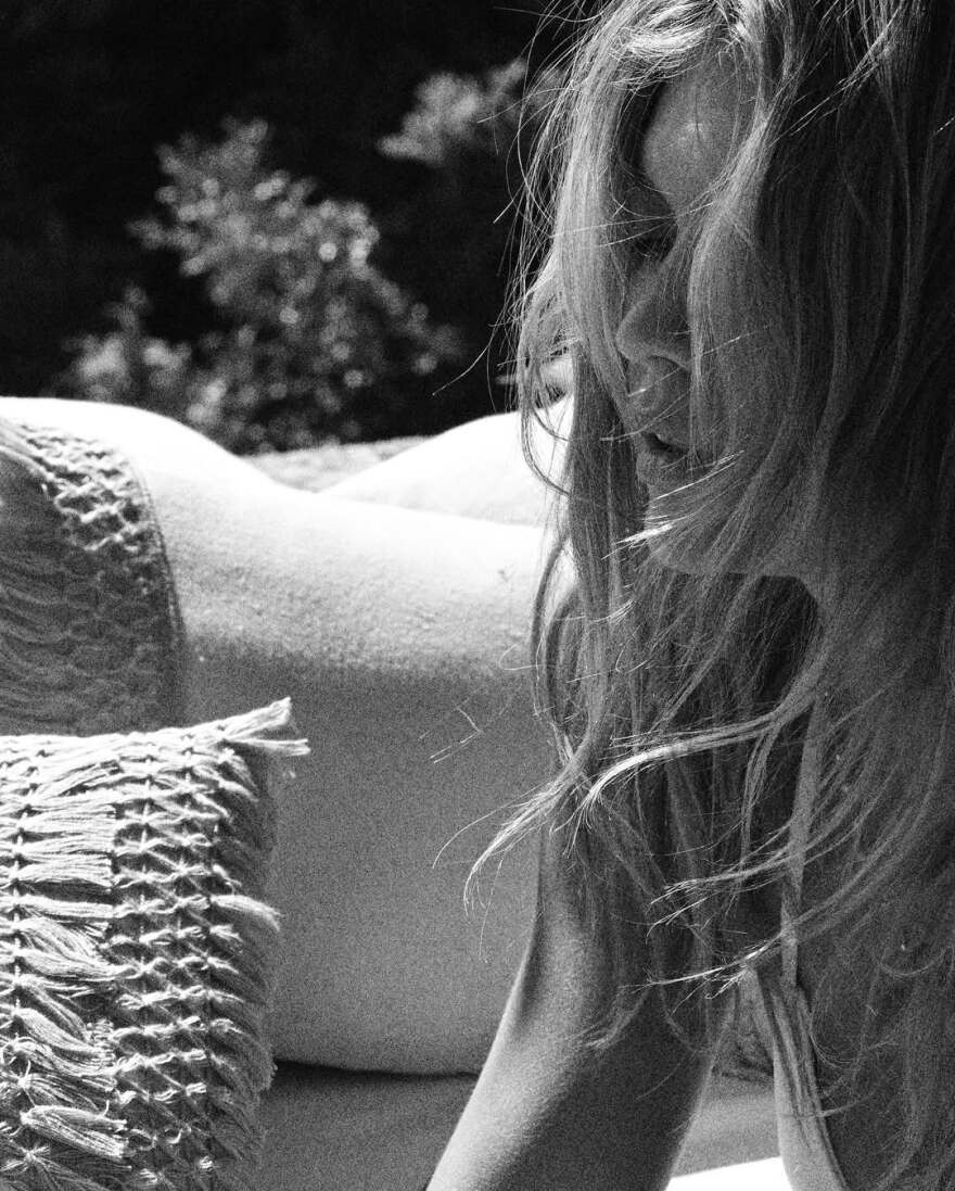 Η Κλέλια Ανδριολάτου φωτογραφήθηκε ξαπλωμένη με το μαγιό της
