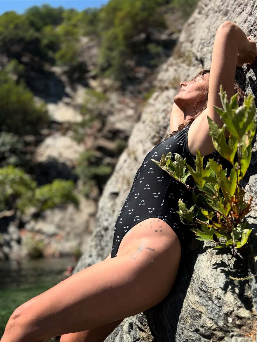 Η Μαρία Κωνσταντάκη ποζάρει τόπλες στη Σαμοθράκη: «Φύση, σώμα και πνεύμα ήταν ένα»