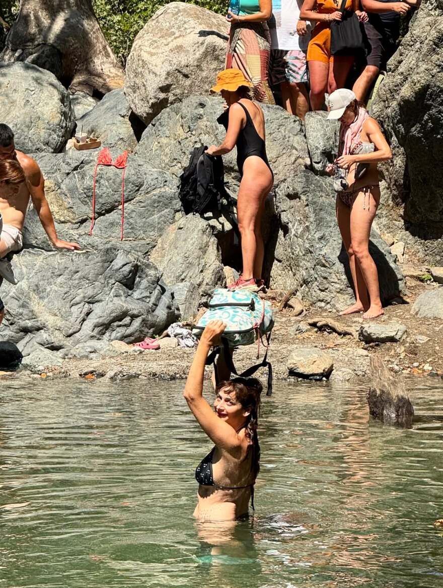 Η Μαρία Κωνσταντάκη ποζάρει τόπλες στη Σαμοθράκη: «Φύση, σώμα και πνεύμα ήταν ένα»