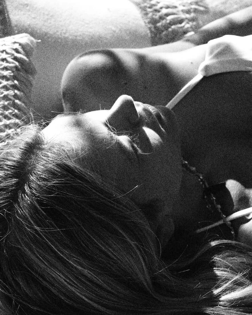 Η Κλέλια Ανδριολάτου φωτογραφήθηκε ξαπλωμένη με το μαγιό της
