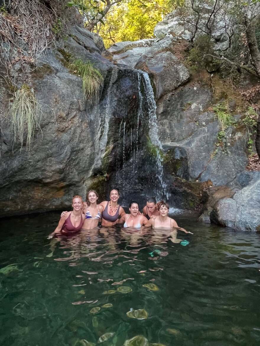 Η Μαρία Κωνσταντάκη ποζάρει τόπλες στη Σαμοθράκη: «Φύση, σώμα και πνεύμα ήταν ένα»