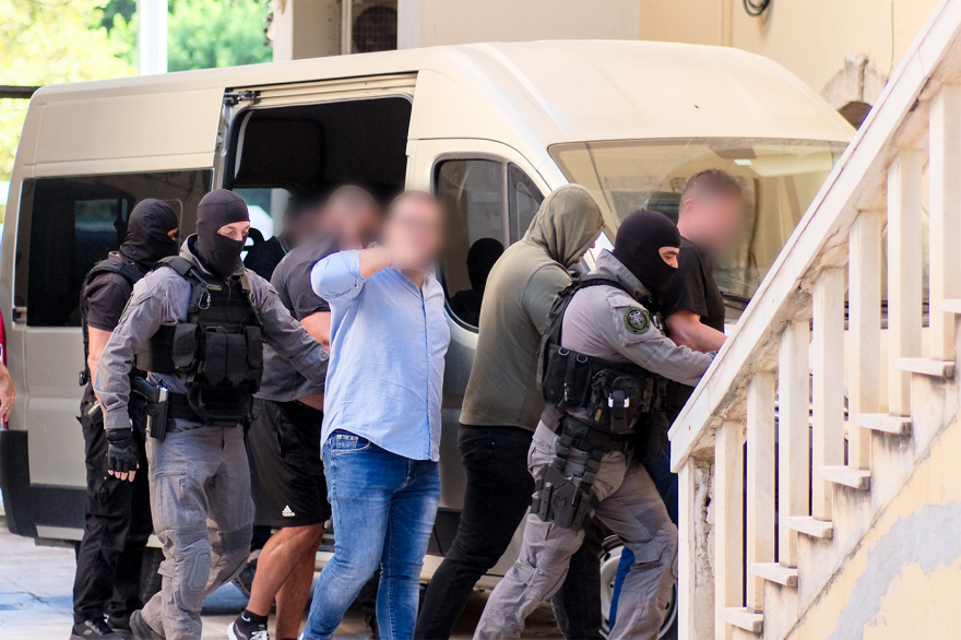 Μαφία της Κρήτης: Απολογούνται οι πρώτοι 17 - Τους περίμεναν συγγενείς τους, οι διάλογοι του κυκλώματος