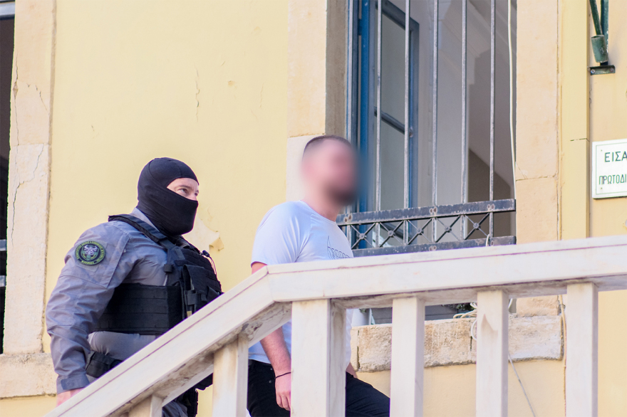 Μαφία της Κρήτης: Απολογούνται οι πρώτοι 17 - Τους περίμεναν συγγενείς τους, οι διάλογοι του κυκλώματος