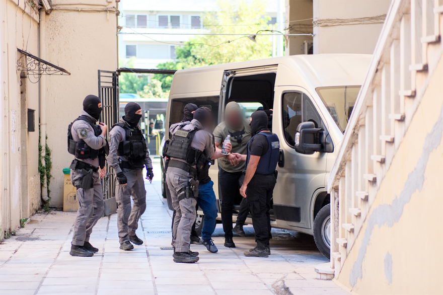 Μαφία της Κρήτης: Απολογούνται οι πρώτοι 17 - Τους περίμεναν συγγενείς τους, οι διάλογοι του κυκλώματος