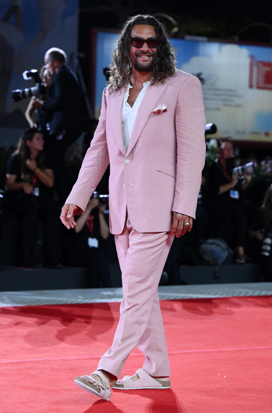 Τζέισον Μομόα: H ροζ εμφάνιση στο Φεστιβάλ Βενετίας που συζητήθηκε - Ταίριαξε ακόμα και τα... νύχια των ποδιών του