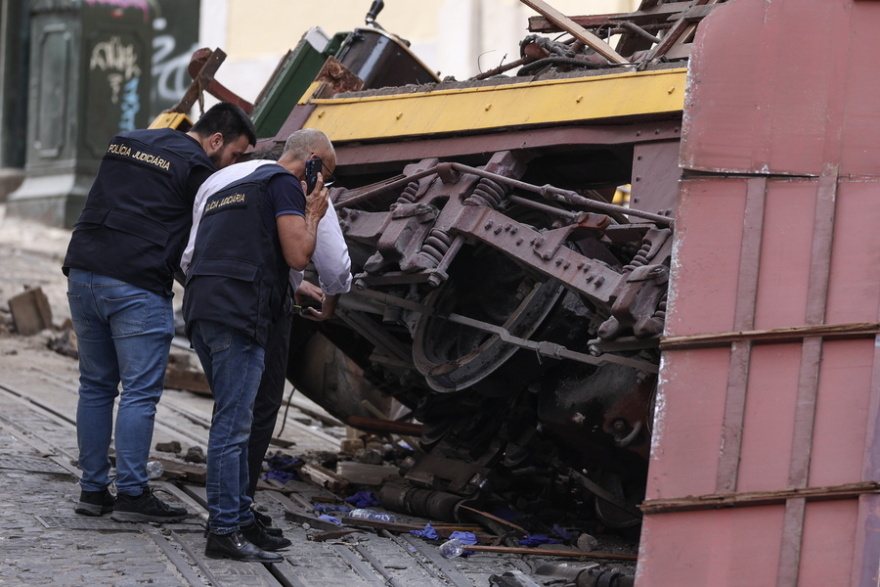 «Ήταν σαν έκρηξη και μετά απόλυτη σιωπή»: Συγκλονίζουν οι μαρτυρίες για την τραγωδία με τους 16 νεκρούς στην Πορτογαλία