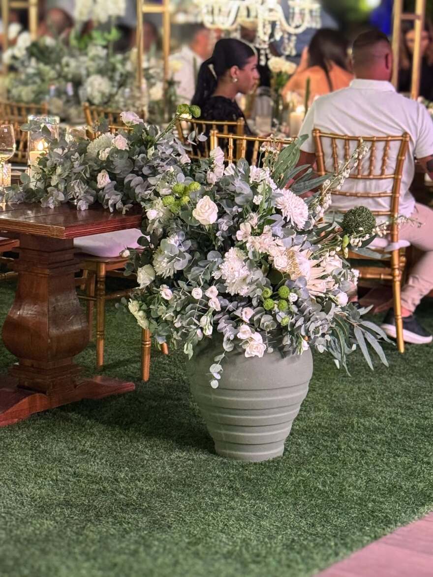 Ο Στέφανος Μιχαήλ και η Νάταλι Κάτερ δημοσίευσαν φωτογραφίες από τον γάμο τους