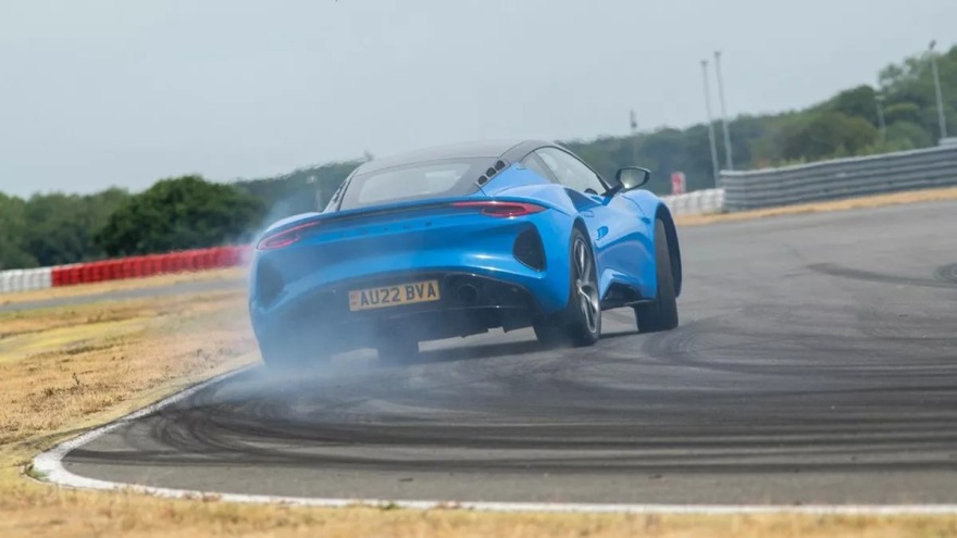 Και υβριδική η Lotus Emira