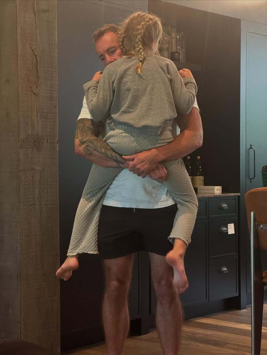 Η Κρίστεν Μπελ γιορτάζει τα 21 χρόνια νηφαλιότητας του Νταξ Σέπαρντ: «Είμαι αιώνια ευγνώμων που σε έχω»