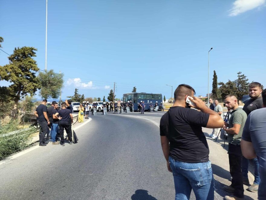 Συγκέντρωση των κτηνοτρόφων στον κόμβο του αεροδρομίου Ηρακλείου - «Μπλόκο» της ΕΛΑΣ στην περιοχή, δείτε φωτογραφίες