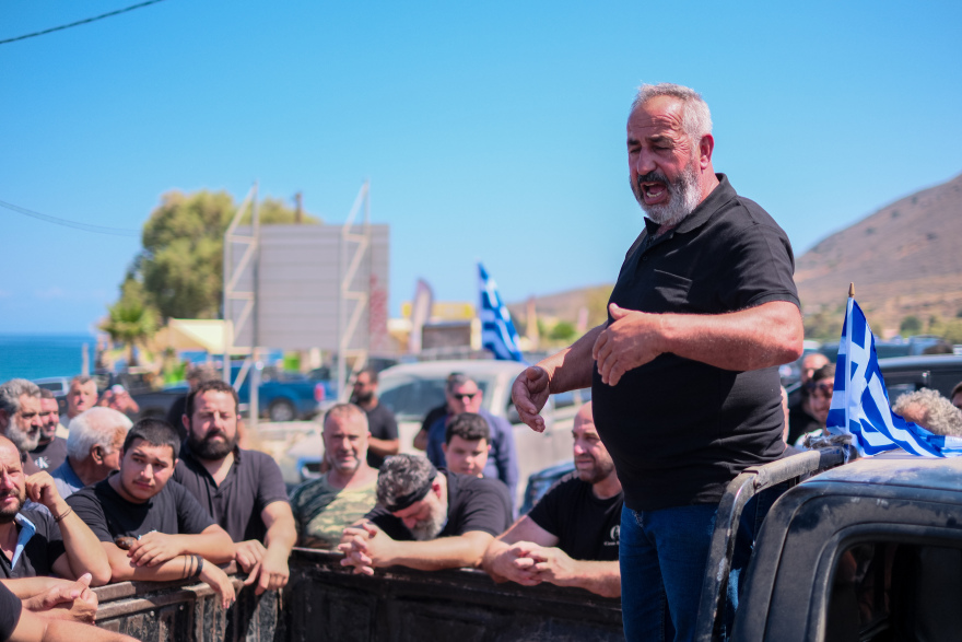 Λήξη του μπλόκου στο αεροδρόμιο Ηρακλείου από τους κτηνοτρόφους, ουρές χιλιομέτρων - Δείτε βίντεο και φωτογραφίες