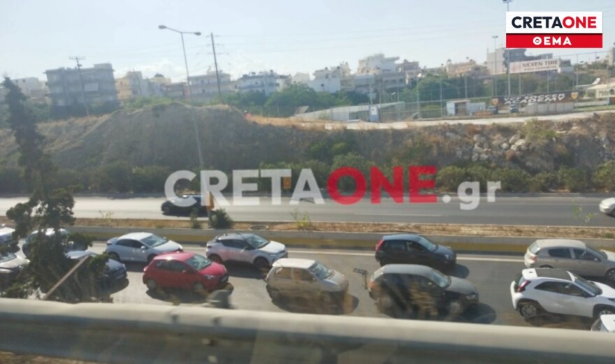 Λήξη του μπλόκου στο αεροδρόμιο Ηρακλείου από τους κτηνοτρόφους, ουρές χιλιομέτρων - Δείτε βίντεο και φωτογραφίες