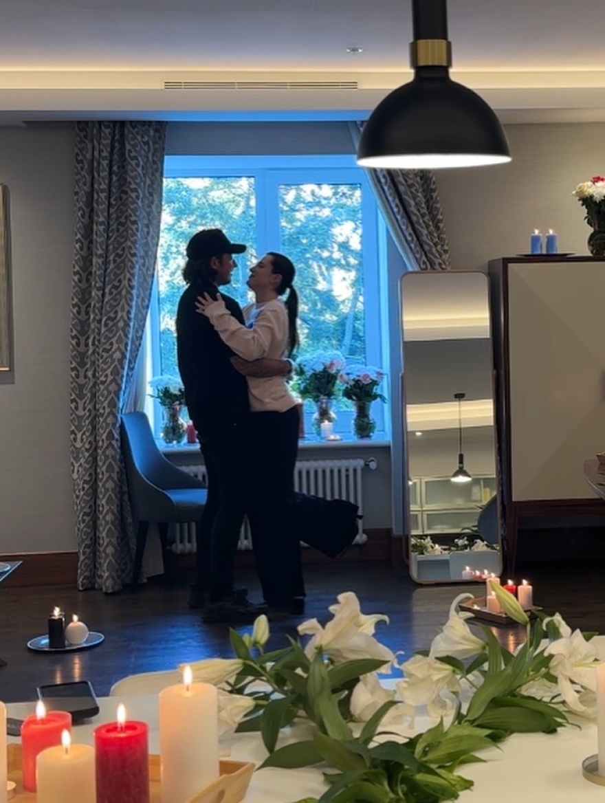 Η Μπέλα Θορν ανέβασε νέες φωτογραφίες από την πρόταση γάμου στον σύντροφό της