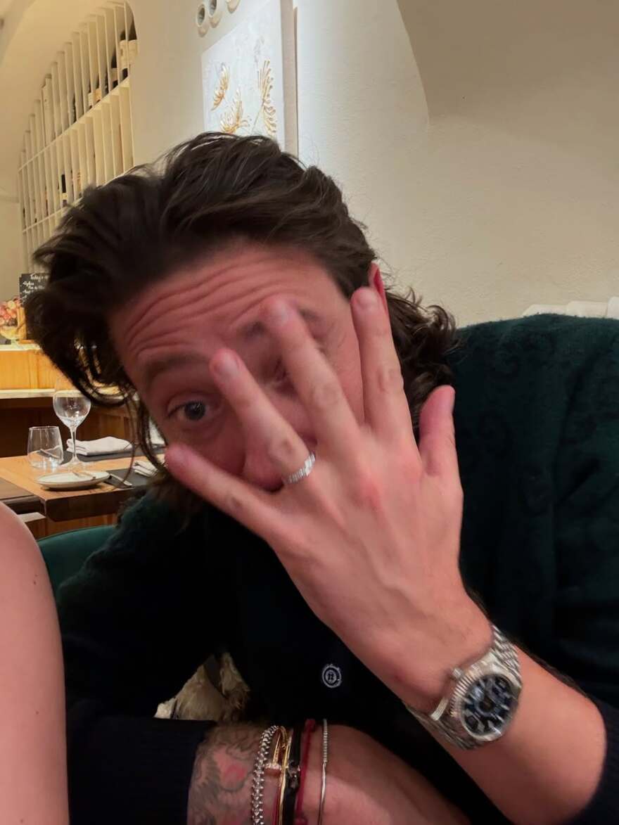 Η Μπέλα Θορν ανέβασε νέες φωτογραφίες από την πρόταση γάμου στον σύντροφό της