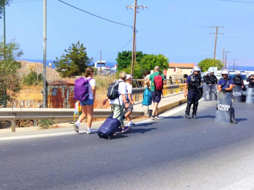 Συγκέντρωση των κτηνοτρόφων στον κόμβο του αεροδρομίου Ηρακλείου - «Μπλόκο» της ΕΛΑΣ στην περιοχή, δείτε φωτογραφίες