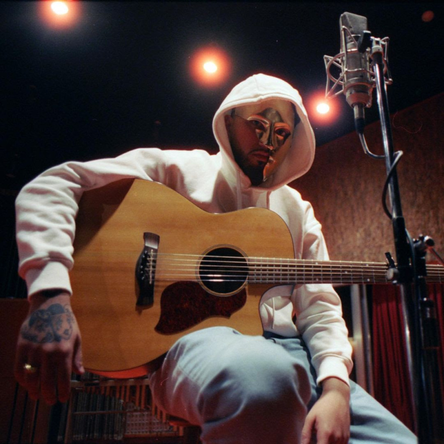 Sicario: Ποιος είναι ο 18χρονος τραγουδιστής με τη μάσκα που εμφανίστηκε στη συναυλία για τον Στέλιο Καζαντζίδη