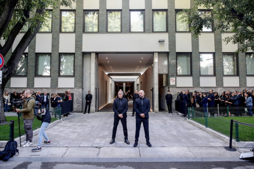  Χιλιάδες άνθρωποι στο λαϊκό προσκύνημα της σορού του Τζόρτζιο Αρμάνι στο Μιλάνο - «Αδύνατον να τον ξεχάσουμε» λέει ο δήμαρχος της πόλης