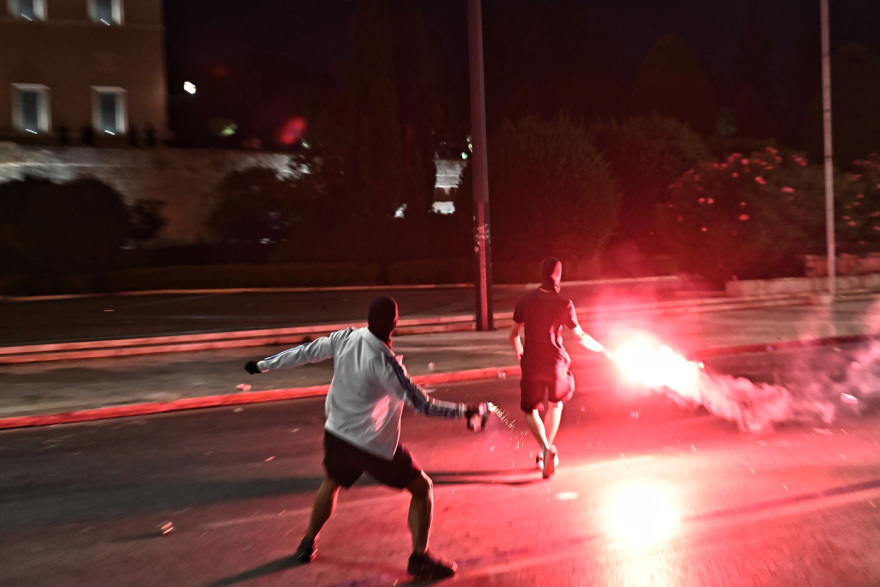 Πέταξαν μολότοφ στην πλατεία Συντάγματος - Δείτε βίντεο και φωτογραφίες