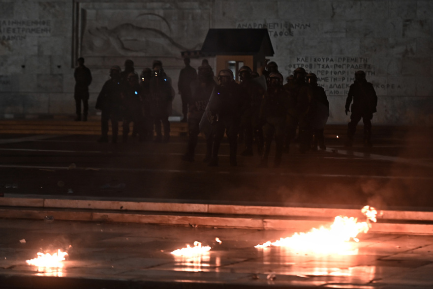 Πέταξαν μολότοφ στην πλατεία Συντάγματος - Δείτε βίντεο και φωτογραφίες