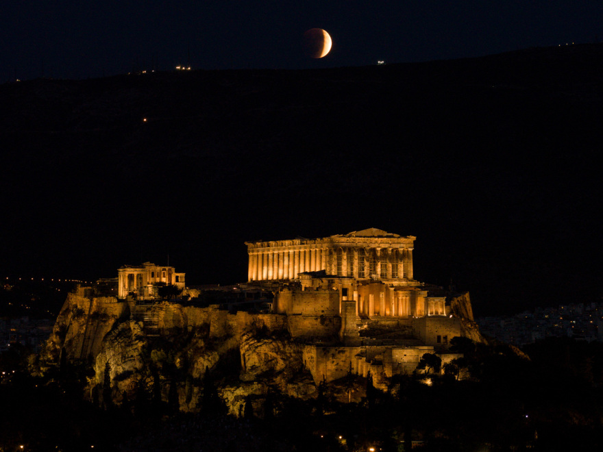 Το «ματωμένο φεγγάρι» φώτισε τον ελληνικό ουρανό - Δείτε φωτογραφίες από την έκλειψη