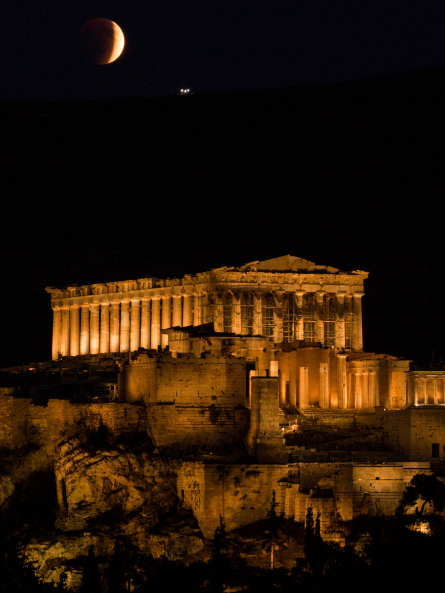 Το «ματωμένο φεγγάρι» φώτισε τον ελληνικό ουρανό - Δείτε φωτογραφίες από την έκλειψη