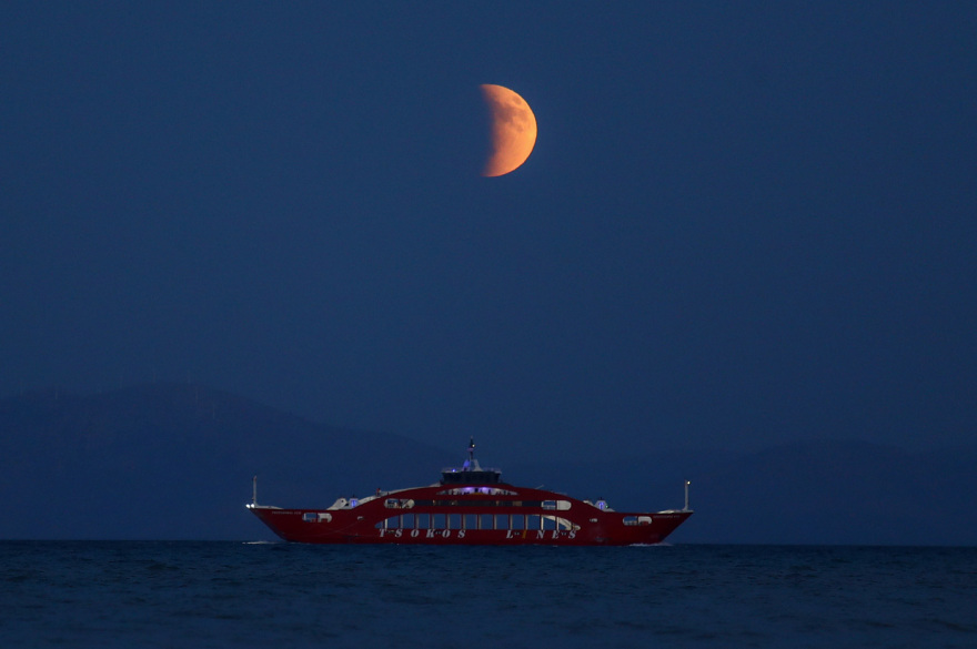 Το «ματωμένο φεγγάρι» φωτίζει απόψε τον ελληνικό ουρανό – Το χρονοδιάγραμμα της έκλειψης, δείτε φωτογραφίες