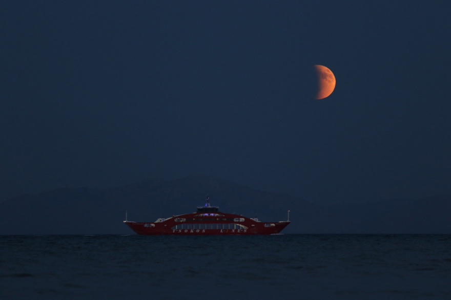 Το «ματωμένο φεγγάρι» φωτίζει απόψε τον ελληνικό ουρανό – Το χρονοδιάγραμμα της έκλειψης, δείτε φωτογραφίες
