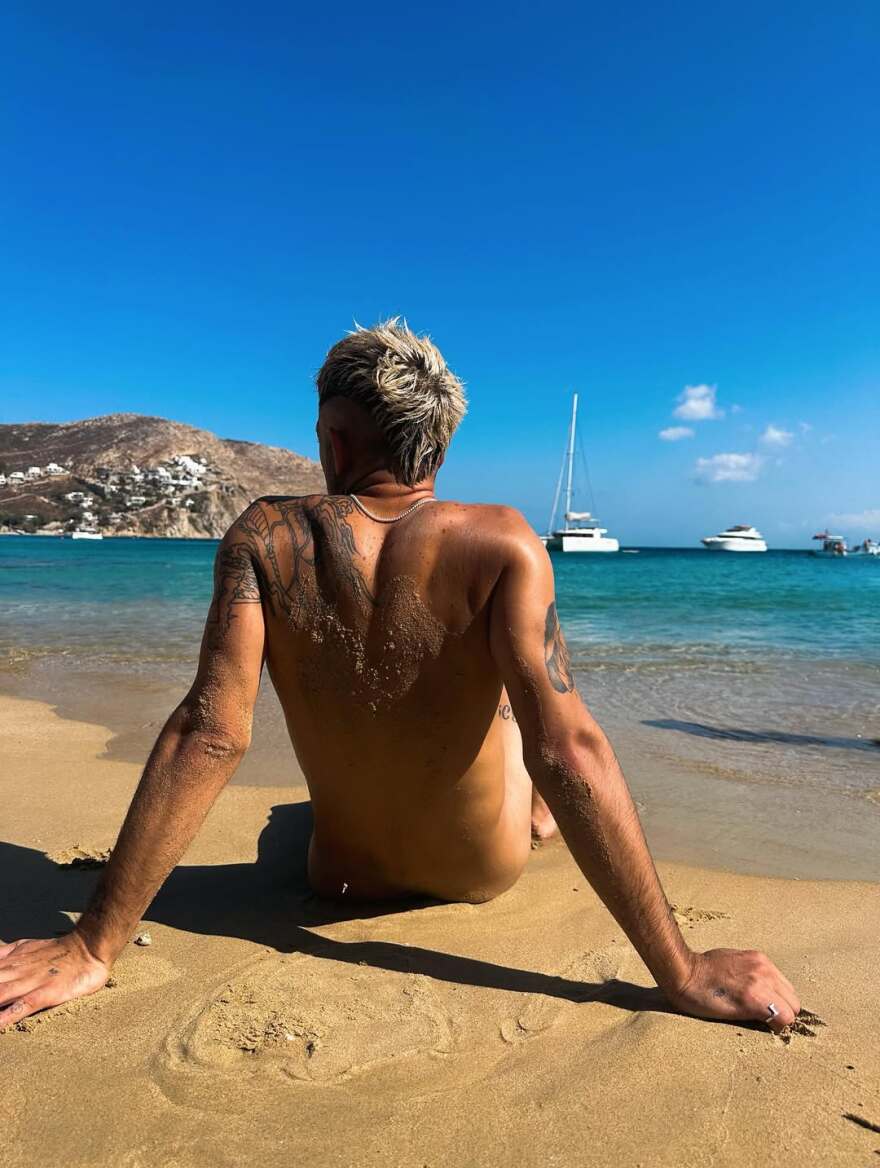 Τάσος Ξιαρχό: Κάνει γυμνός ηλιοθεραπεία στη Μύκονο - Δείτε φωτογραφίες