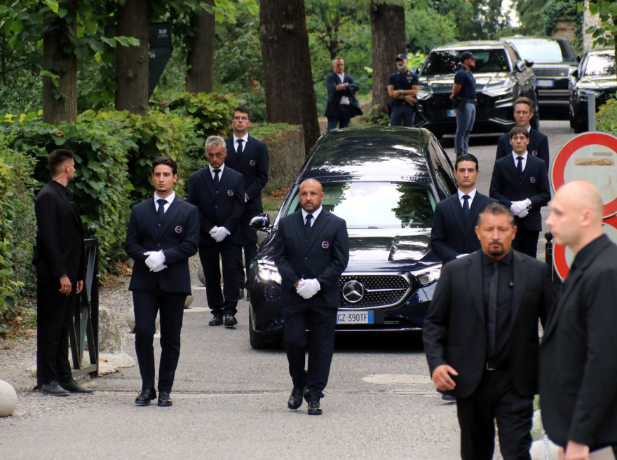 Τζόρτζιο Αρμάνι: Συγγενείς και στενοί φίλοι είπαν το τελευταίο «αντίο» στον θρύλο της μόδας στην ιδιαίτερη πατρίδα του