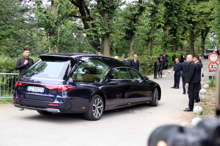 Τζόρτζιο Αρμάνι: Συγγενείς και στενοί φίλοι είπαν το τελευταίο «αντίο» στον θρύλο της μόδας στην ιδιαίτερη πατρίδα του