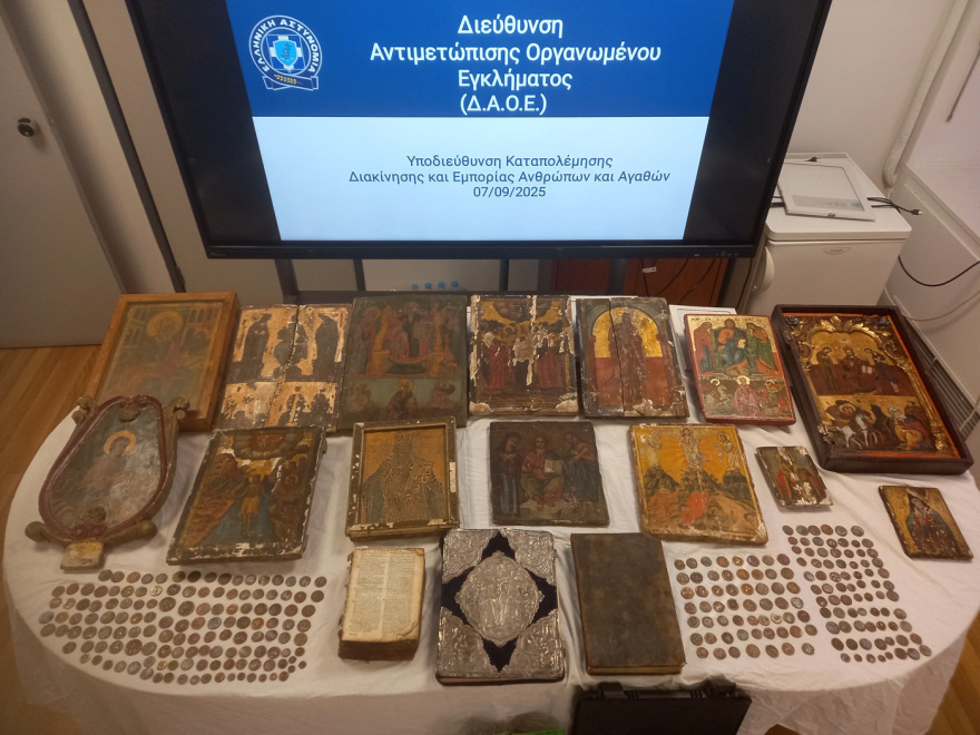 Καλάβρυτα: Από νομίσματα έως Ευαγγέλια του 18ου αιώνα - Ο «θησαυρός» του ηγούμενου και της οργάνωσης που εξάρθρωσε η ΕΛ.ΑΣ.