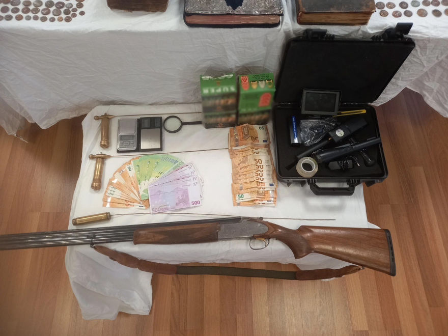 Καλάβρυτα: Από νομίσματα έως Ευαγγέλια του 18ου αιώνα - Ο «θησαυρός» του ηγούμενου και της οργάνωσης που εξάρθρωσε η ΕΛ.ΑΣ.