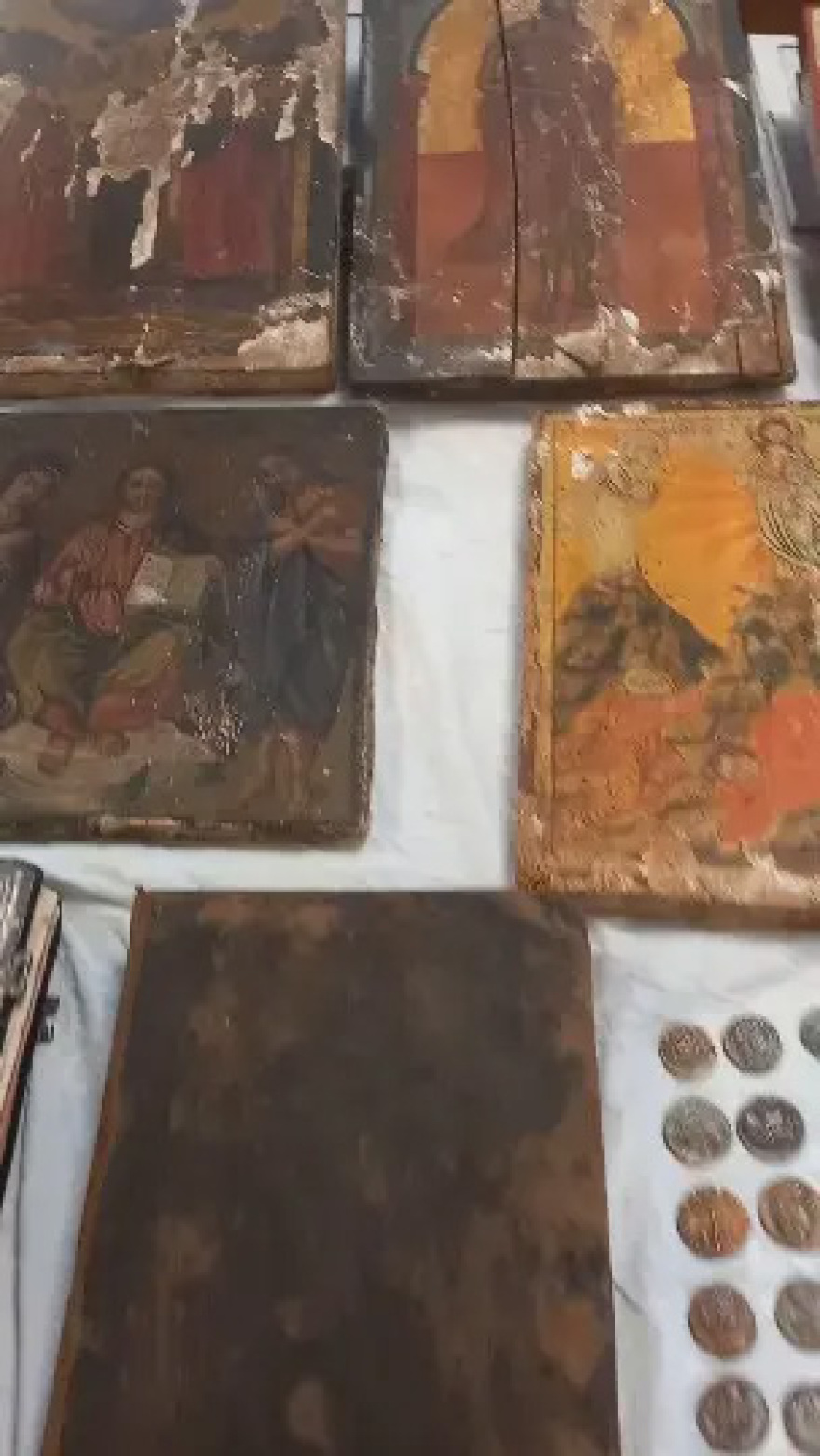 Καλάβρυτα: Από νομίσματα έως Ευαγγέλια του 18ου αιώνα - Ο «θησαυρός» του ηγούμενου και της οργάνωσης που εξάρθρωσε η ΕΛ.ΑΣ.