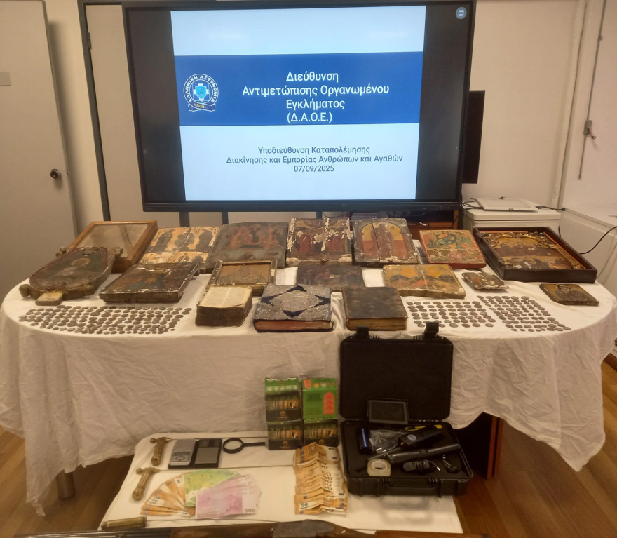 Καλάβρυτα: Από νομίσματα έως Ευαγγέλια του 18ου αιώνα - Ο «θησαυρός» του ηγούμενου και της οργάνωσης που εξάρθρωσε η ΕΛ.ΑΣ.