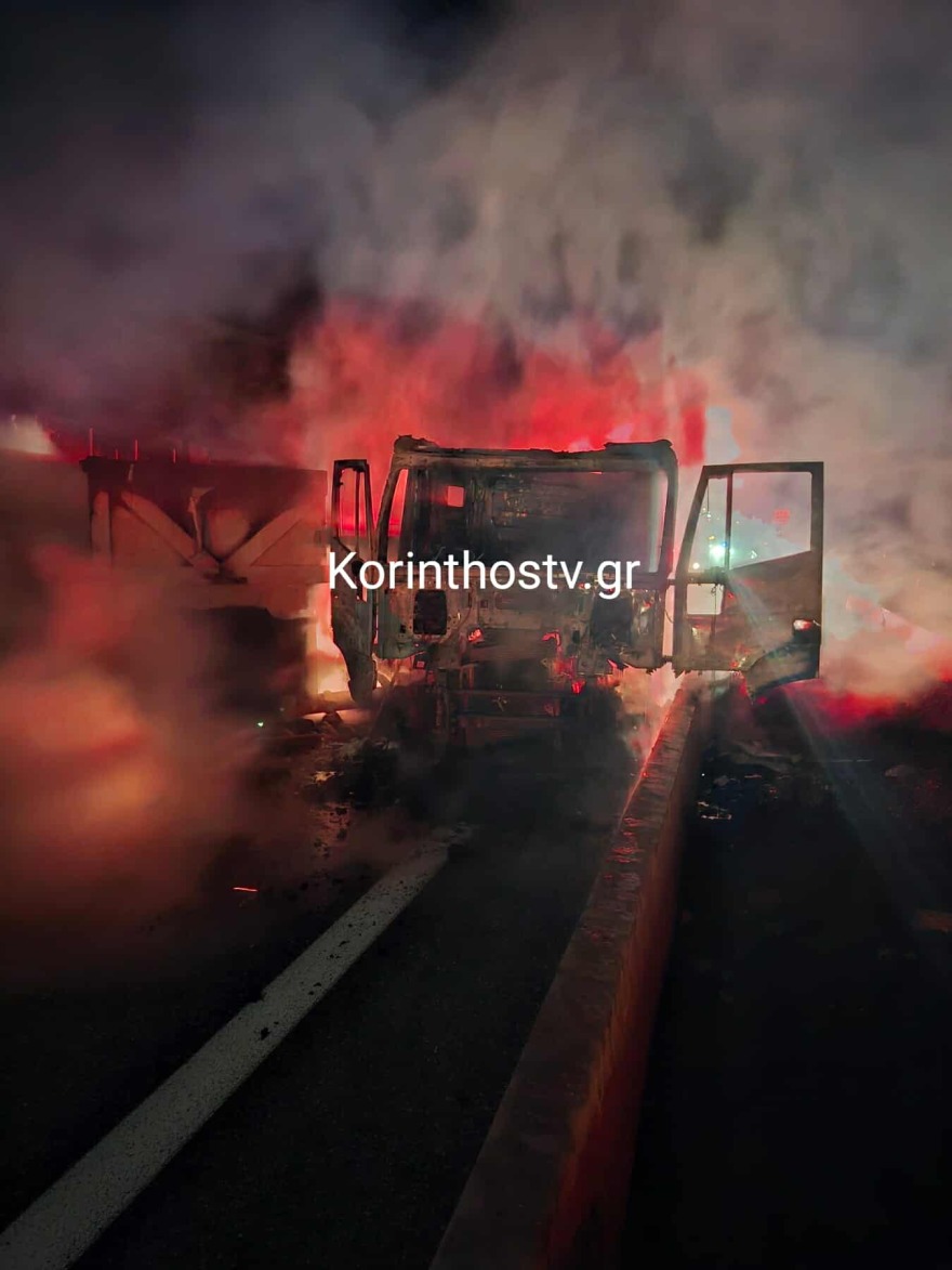 Πανικός τη νύχτα στην Ολυμπία Οδό! Νταλίκα που μετέφερε ξύλα κατέληξε στο διαχωριστικό και έπιασε φωτιά - ΦΩΤΟ dalika_korinthos3