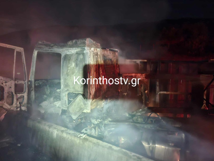 Πανικός τη νύχτα στην Ολυμπία Οδό! Νταλίκα που μετέφερε ξύλα κατέληξε στο διαχωριστικό και έπιασε φωτιά - ΦΩΤΟ dalika_korinthos4