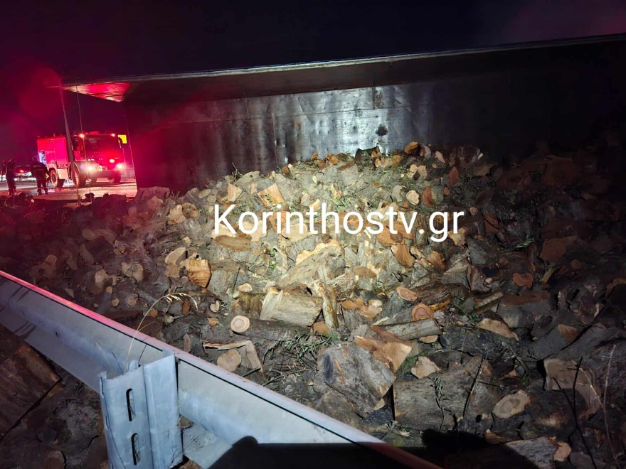 Πανικός τη νύχτα στην Ολυμπία Οδό! Νταλίκα που μετέφερε ξύλα κατέληξε στο διαχωριστικό και έπιασε φωτιά - ΦΩΤΟ dalika_korinthos5
