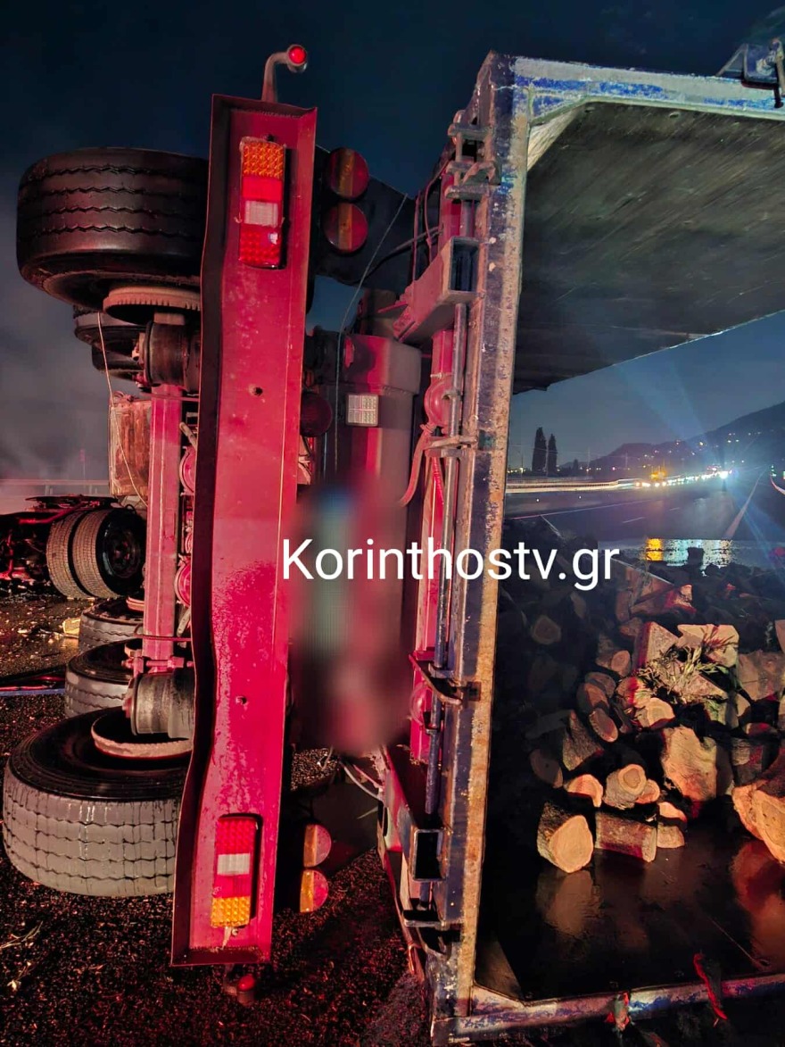 Πανικός τη νύχτα στην Ολυμπία Οδό! Νταλίκα που μετέφερε ξύλα κατέληξε στο διαχωριστικό και έπιασε φωτιά - ΦΩΤΟ dalika_korinthos6