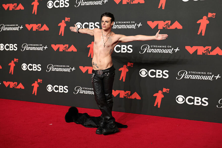 Η εκκεντρική εμφάνιση του Yungblud στα MTV VMAs και οι πόζες που δίχασαν τους θαυμαστές
