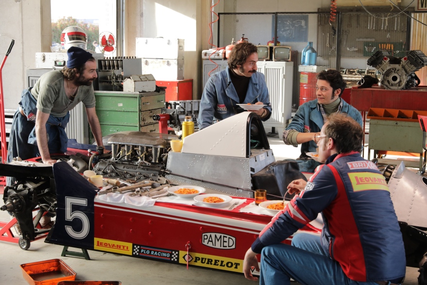 Το μαζί που γεννιέται γύρω από ένα πιάτο ζυμαρικών