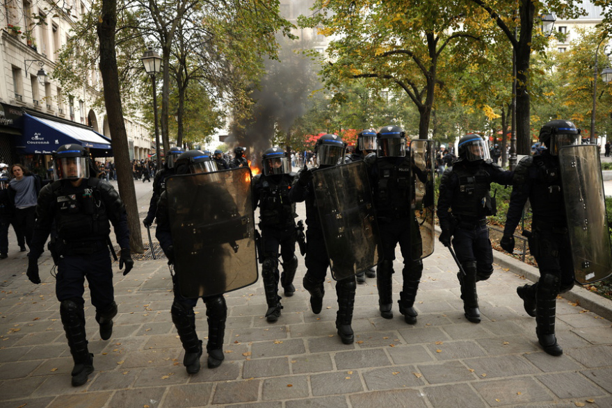 «Φύγε, Μακρόν»: Πάνω από 175.000 Γάλλοι στις διαδηλώσεις – Οδομαχίες, δακρυγόνα και 473  συλλήψεις