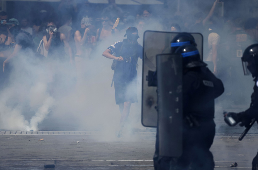 «Φύγε, Μακρόν»: Πάνω από 175.000 Γάλλοι στις διαδηλώσεις – Οδομαχίες, δακρυγόνα και 473  συλλήψεις