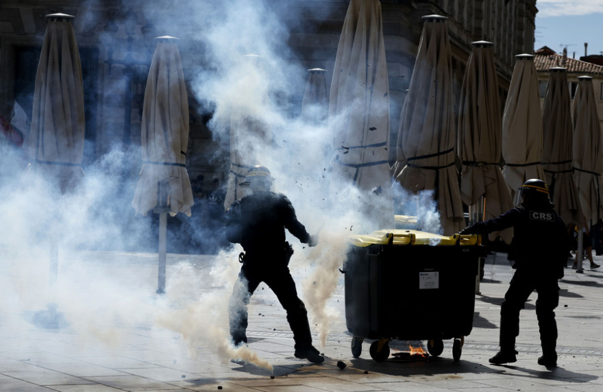 «Φύγε, Μακρόν»: Πάνω από 175.000 Γάλλοι στις διαδηλώσεις – Οδομαχίες, δακρυγόνα και 473  συλλήψεις