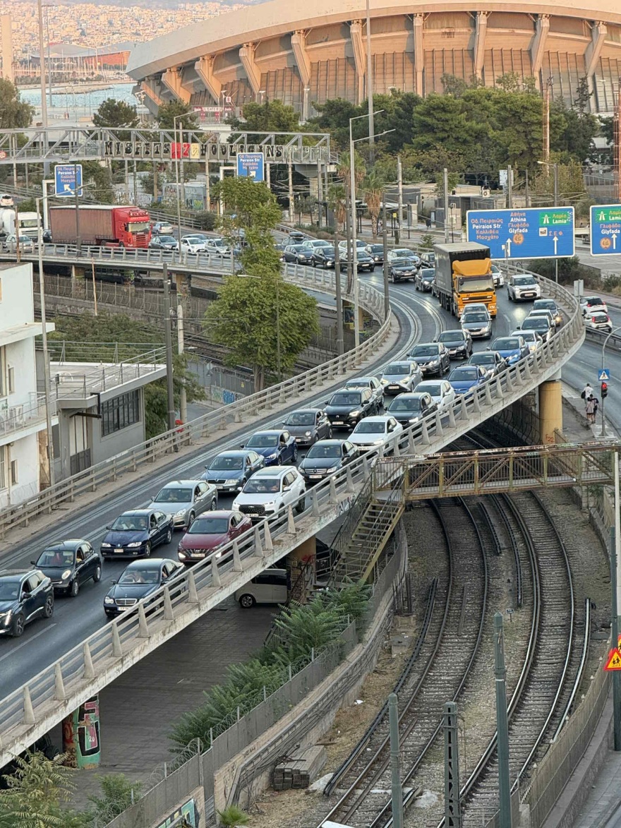 Τριάντα τραυματίες στον Πειραιά - Τραμ έπεσε πάνω σε λεωφορείο που αποβίβαζε επιβάτες 