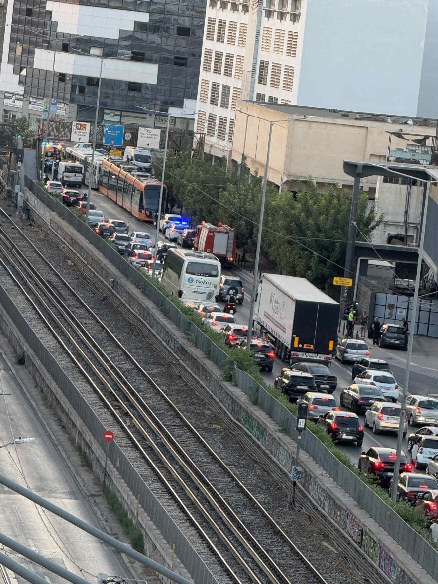Τριάντα τραυματίες στον Πειραιά - Τραμ έπεσε πάνω σε λεωφορείο που αποβίβαζε επιβάτες 