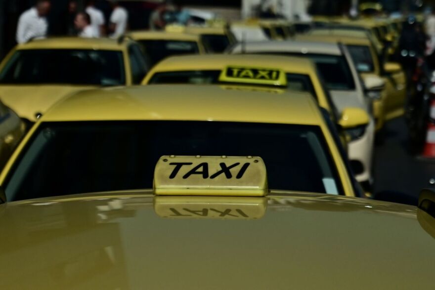 Στο υπουργείο Μεταφορών έφτασε η αυτοκινητοπομπή των ταξί