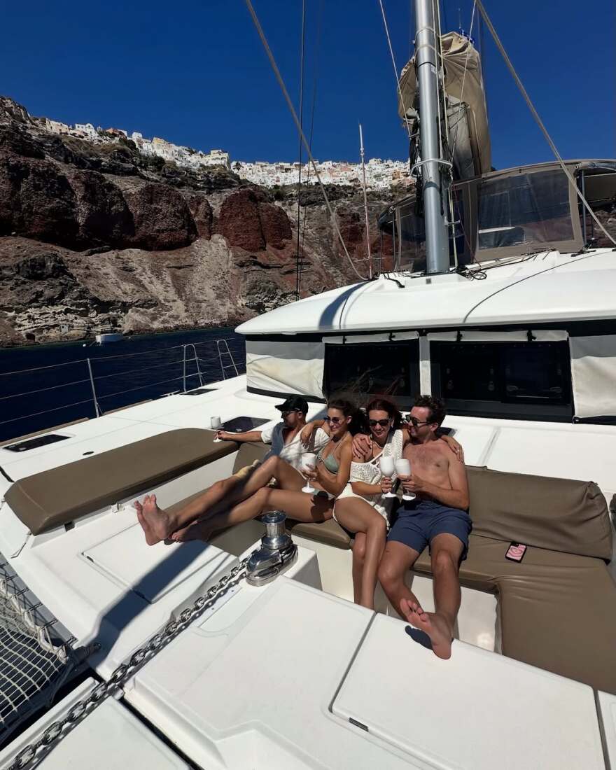 Η Evangelia ποζάρει με μαγιό στις διακοπές της στη Σαντορίνη - Δείτε φωτογραφίες